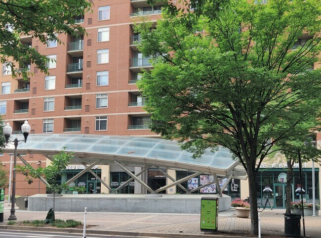 Building Photo - 901 N Monroe St