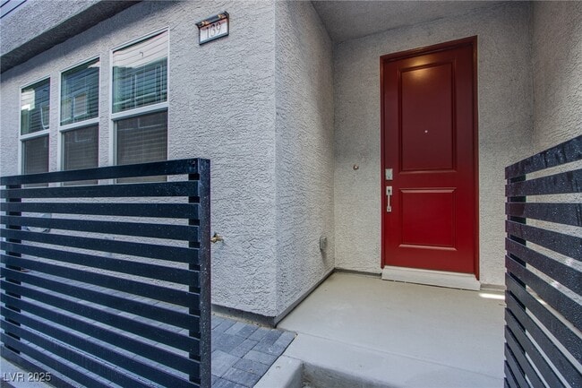 Building Photo - 139 Aqua Cmns