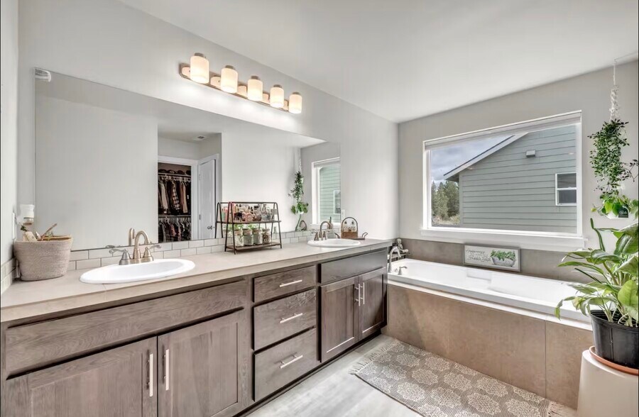 Building Photo - 16496 Pine Creek Dr