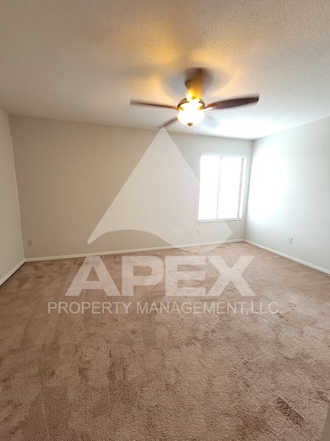 Building Photo - Beautiful 2Bd - 1.5 Bath Condo in West Kno...