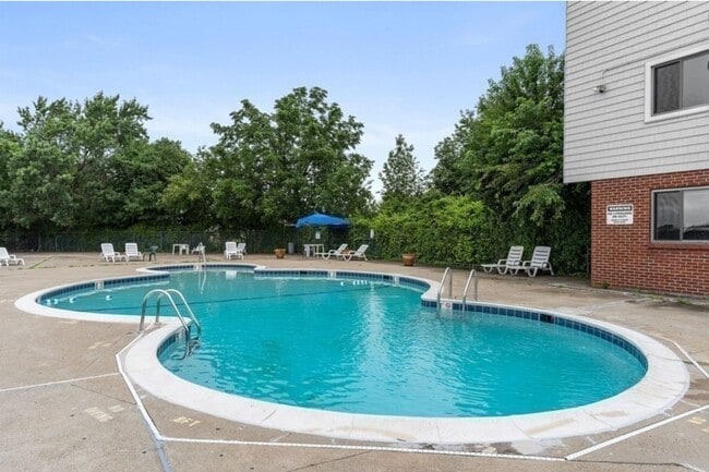 Primary Photo - Luxury 2 bed condo includes Heat, hot wate...