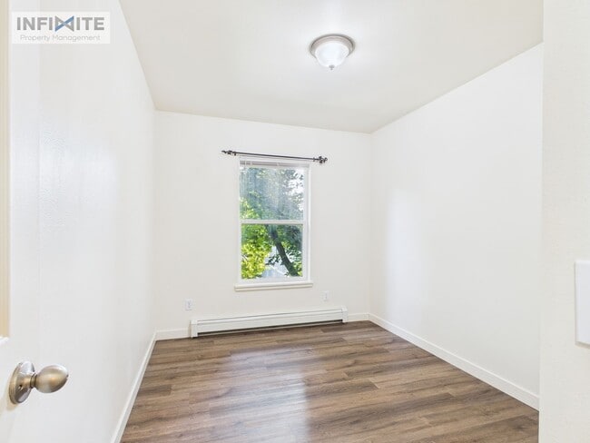 Building Photo - Great Three Bedroom Condo in Belgrade!