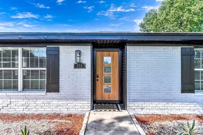Building Photo - 215 Little Dogie Rd