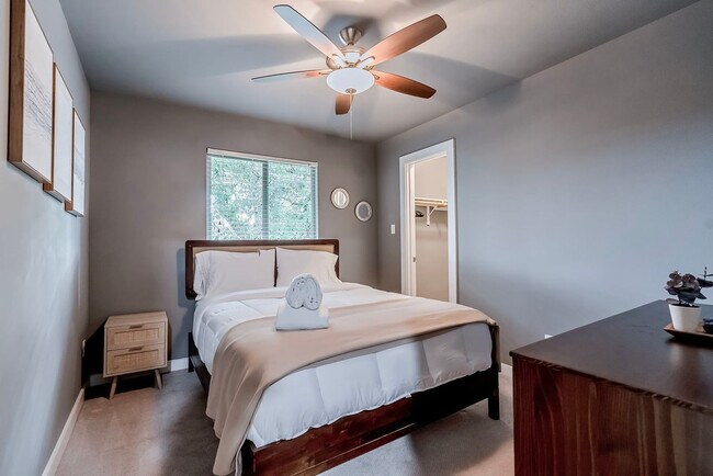 Building Photo - 2002 Rosewood Ave