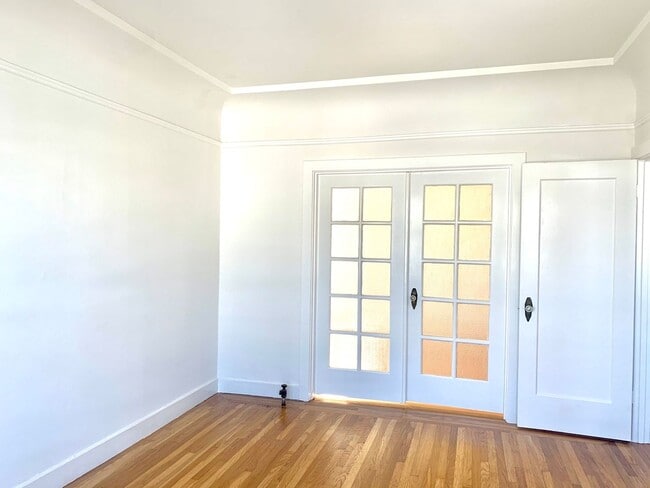 Building Photo - Richmond Dist. Bright 1 Bed/! Bath Flat w/ Hardwood Floors and Walk In Closets