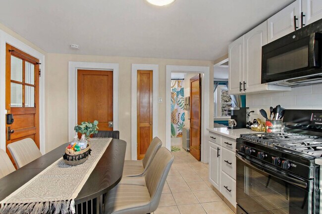 Building Photo - 3446 N Ozark Ave