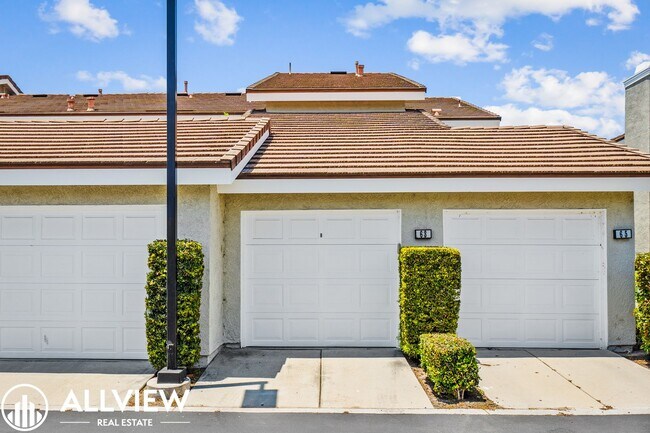 Building Photo - Gorgeous 2 bed/2 baths, located in the highly desired community of Woodbridge.