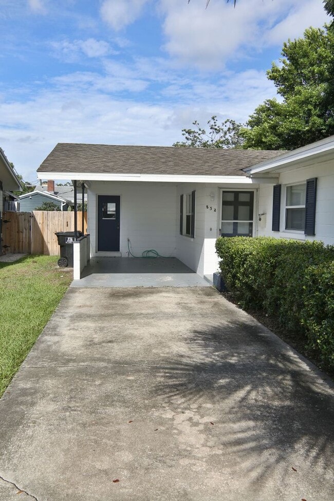 Building Photo - Charming 2/1 duplex with carport near Mill...