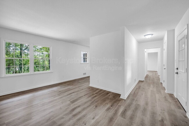 Building Photo - 1586 Kings Rd