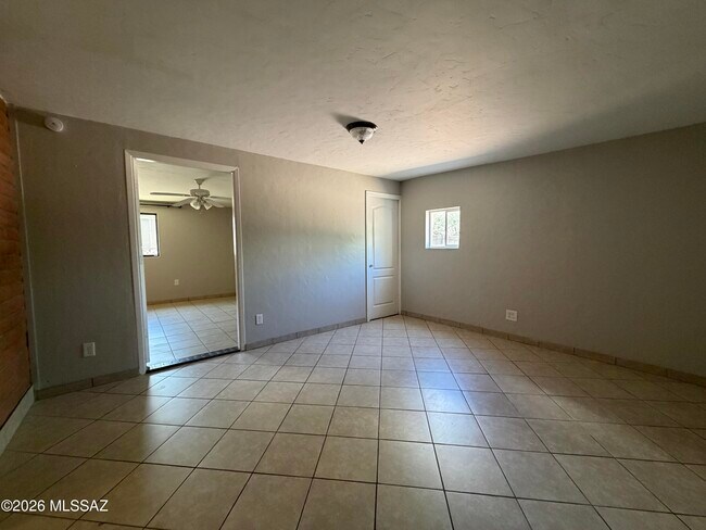 Building Photo - 1354 W Sonora St