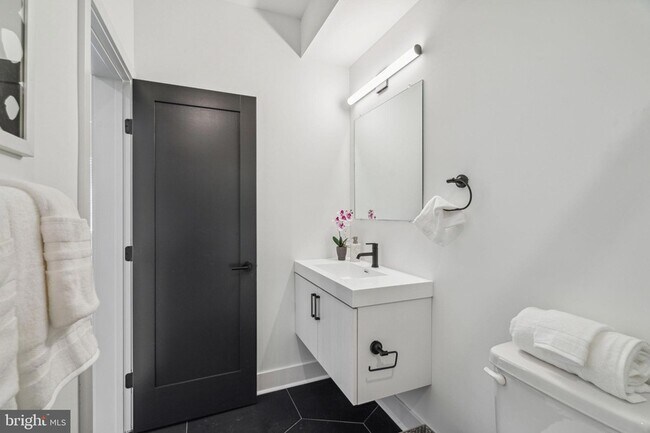 Building Photo - 1419 W Grange Ave