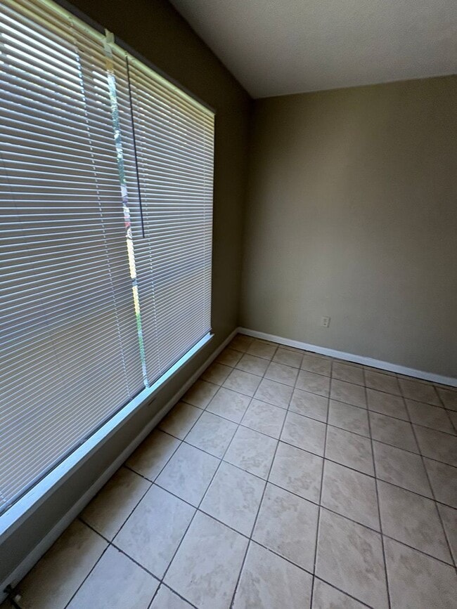 Building Photo - 3385 Barbwood Dr