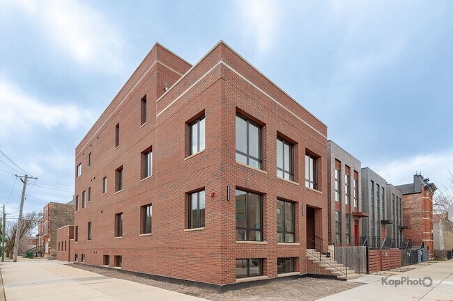 Building Photo - 901 W Cullerton St