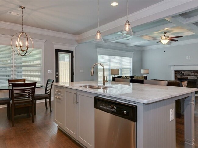 Building Photo - Centrally Located Home Sweet Home