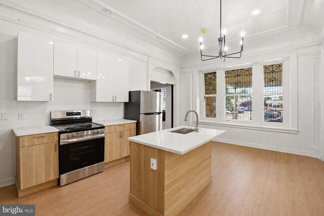 Building Photo - 6012 Ridge Ave