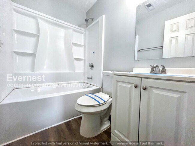 Building Photo - Spacious 3 Bed, 3 Bath Home with Fenced Yard and Garage