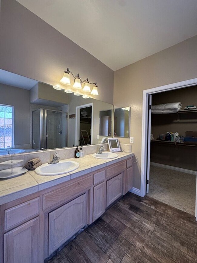 Building Photo - Single Family home in West Bakersfield