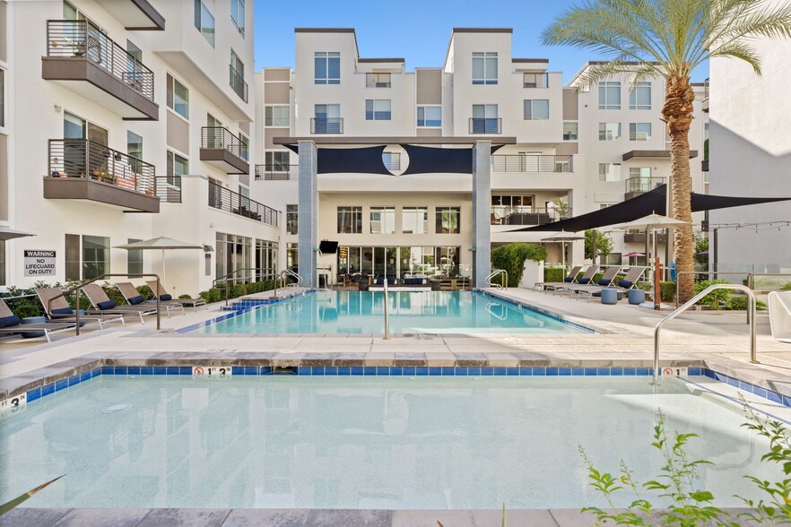 Primary Photo - Axis Camelback