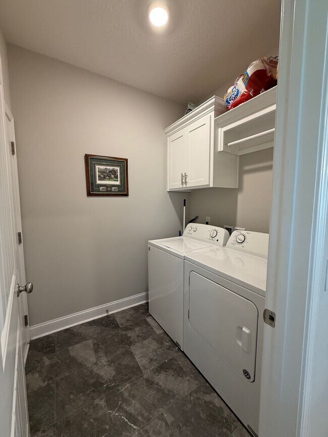 Building Photo - MOVE IN SPECIAL $400.00 OFF FIRST MONTH RE...