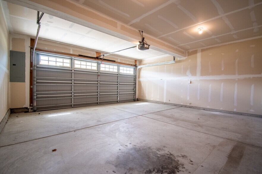 Building Photo - 914 Avast Way