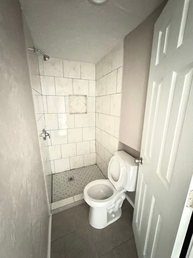 Building Photo - 3400 SE 20th St