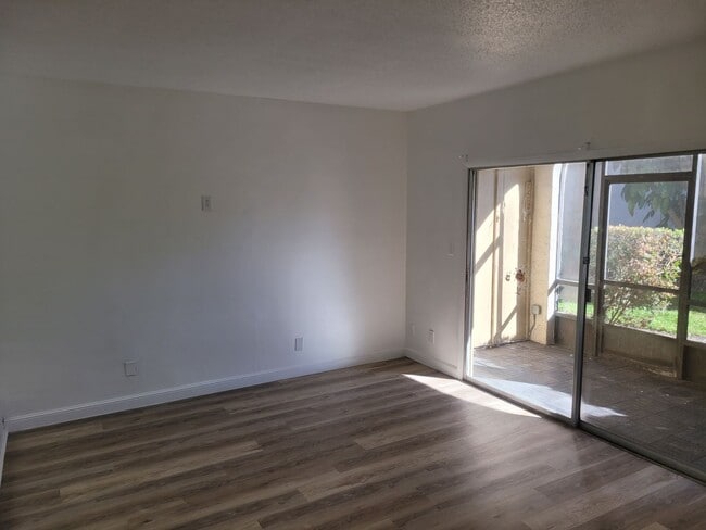 Building Photo - FOR RENT!!! BEAUTIFUL AND SPACIOUS 1 BED 1 BATH CONDO (FIRST FLOOR)...