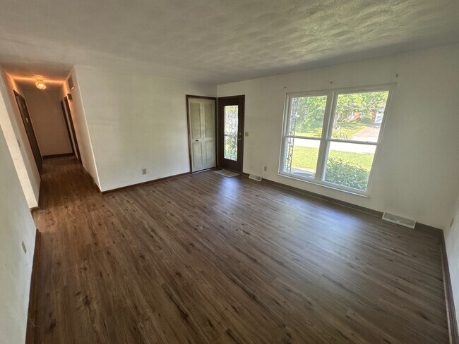 Building Photo - 1704 Twinbrook Dr