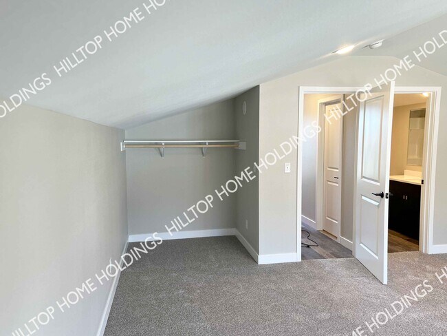 Building Photo - 2 Oak Hill Rd