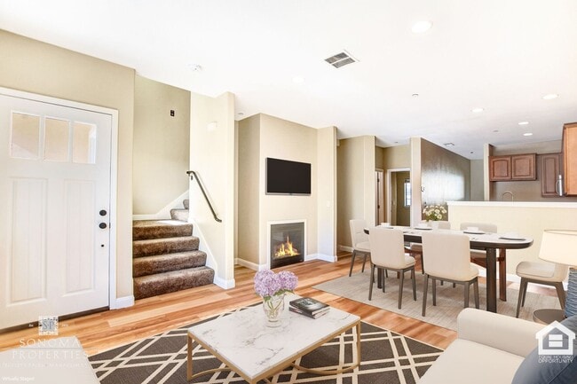 Building Photo - 3BR/2.5BA Townhome Close to the Sonoma Plaza!