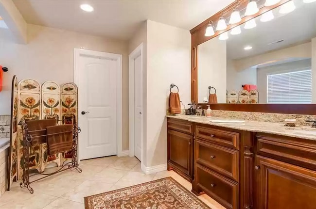 Building Photo - 2705 SW Glenn Ridge Rd