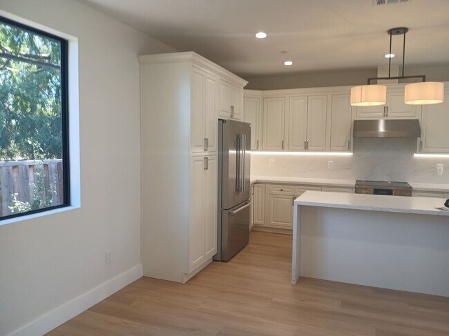 Building Photo - 523 Lancaster Way
