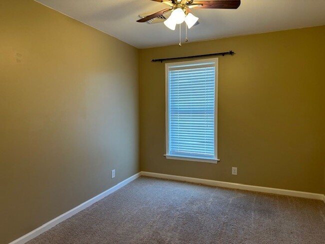 Building Photo - Welcome to this 3 bedroom, 1.5 bathroom to...