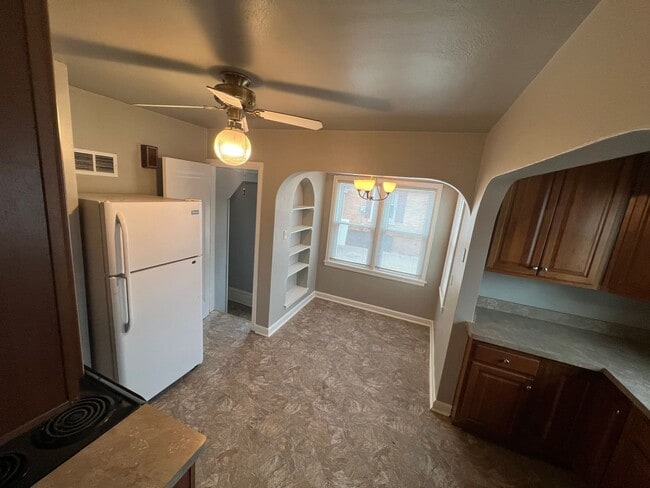 Building Photo - Absolutely Charming 3B 1B Bungalow