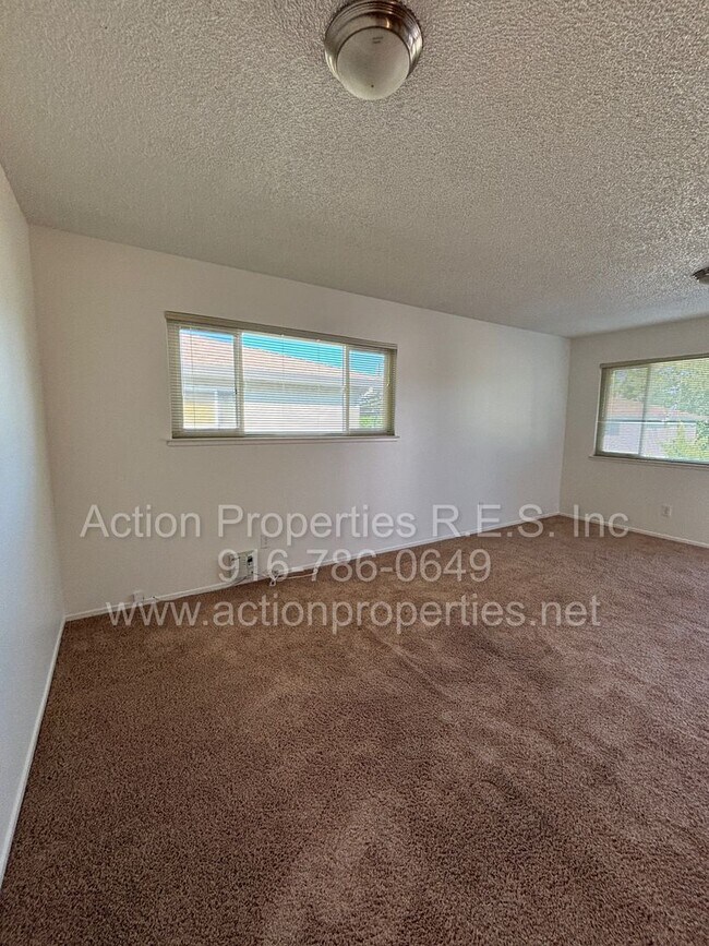 Building Photo - Roseville Condo all one level: 2 Bedroom 1 Bathroom Single Level, Large Living Room Central Heat ...