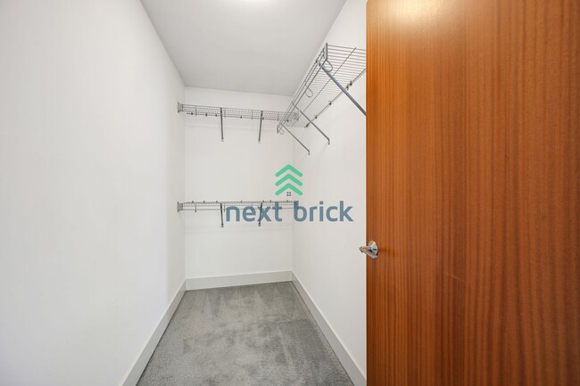 Building Photo - 3 BED & 2 BATH TOWNHOUSE FOR RENT