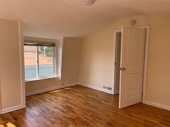 Building Photo - Carriage house: large two-story 1bed/1bath