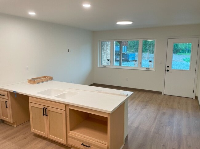 Building Photo - 14910 W River Dr