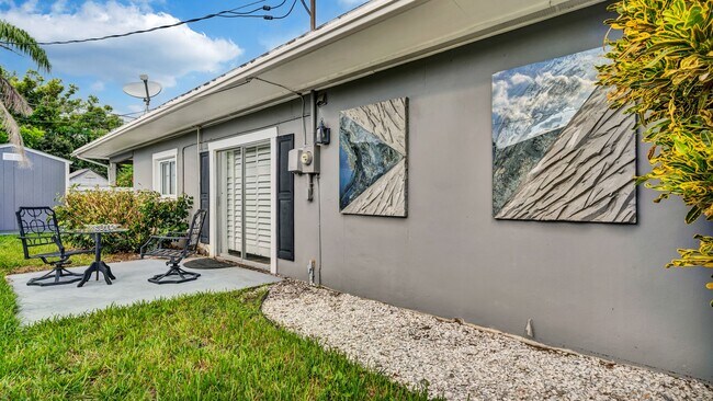 Building Photo - Executive Style Pool Home, 4br/2ba Home Av...