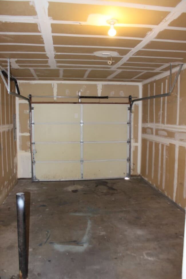 Building Photo - 3 bedroom, 2 1/2 bath home in quiet Scappo...