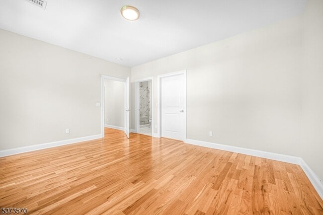 Building Photo - 9 N Beverwyck Rd