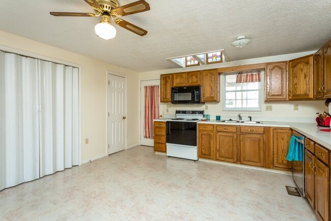 Building Photo - Spacious Bridgewater Townhouse