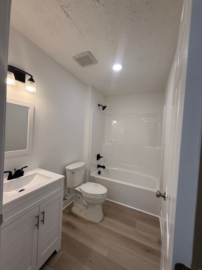 Building Photo - Space, Style & Location—All Under One Roof—For $1250 a Month