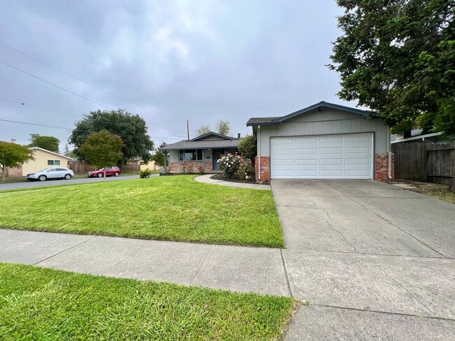 Building Photo - TENTATIVELY RENTED 3 Bedroom 2 Bathroom Na...
