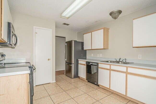 Building Photo - 537 Bailey St