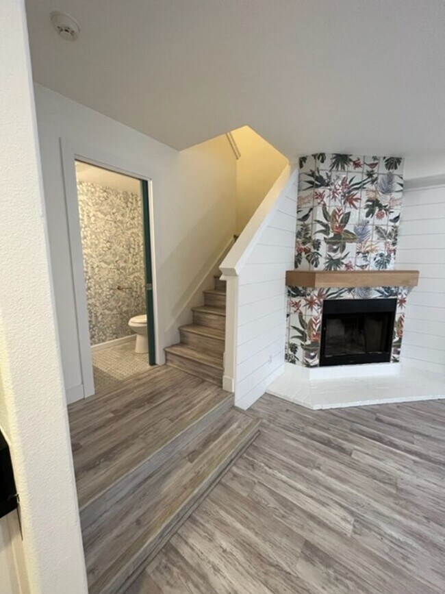 Building Photo - OB Beach House! 3 Bed 2.5 Bath A Block From the Water