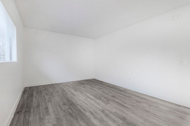 Building Photo - Chatsworth Rent This Now