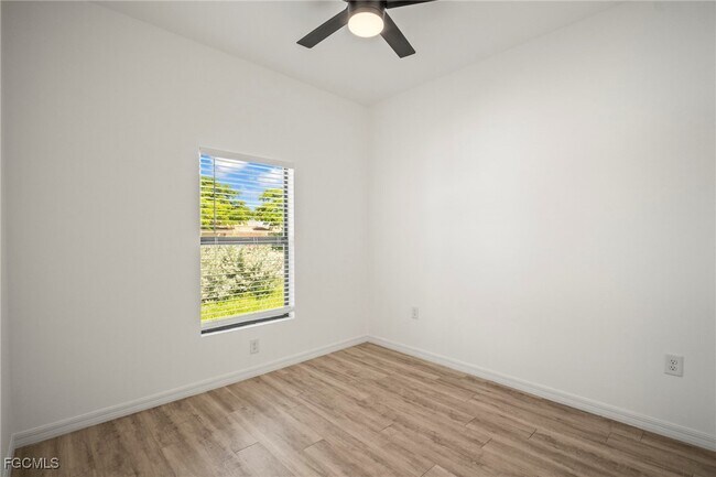 Building Photo - 627 SE 13th Pl