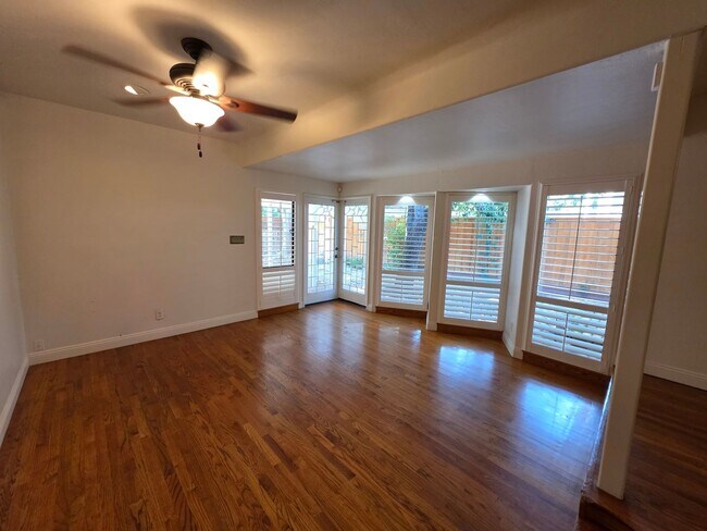 Building Photo - 2 bedroom 2 bathroom in Beverly Glen!