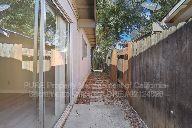 Building Photo - 7423 Willowcreek Dr