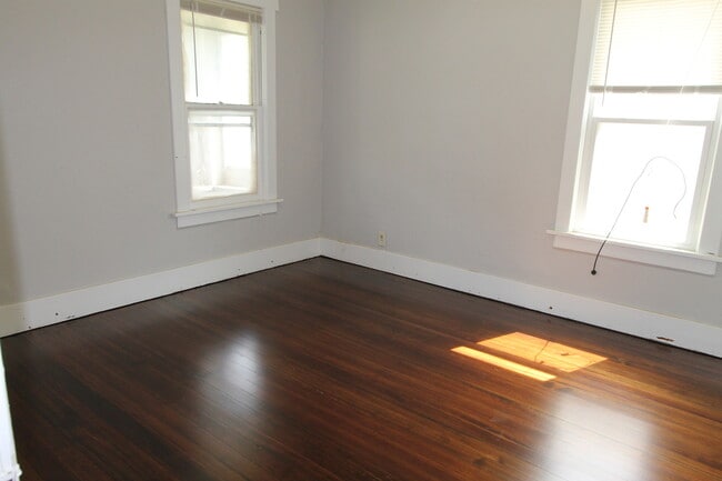 Building Photo - Cozy 2+ Bedroom Home in South Omaha! Pet F...